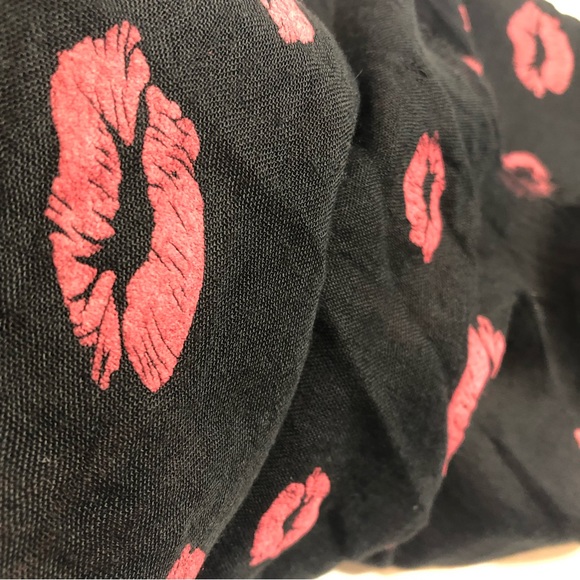 Infinity Kisses Scarf - Picture 6 of 7